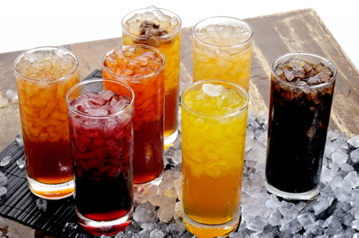 Đồ uống có ga: Thường xuyên uống đồ uống có ga, chẳng hạn như soda, đồ uống năng lượng và một số loại nước ép đóng chai cũng làm tăng nguy cơ phát triển sỏi thận. Một nghiên cứu năm 2007 được công bố lưu ý rằng đồ uống có ga có chứa axit photphoric gây ra những thay đổi tiết niệu và làm tăng nguy cơ mắc bệnh thận mãn tính.