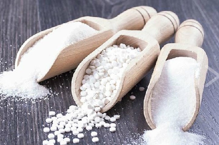 Chất làm ngọt nhân tạo: Nhiều người trong chúng ta sử dụng chất làm ngọt nhân tạo thay vì đường khi uống cà phê hoặc trà để cắt giảm lượng calo. Tuy nhiên, chất tạo ngọt nhân tạo có thể làm giảm chức năng thận nếu dùng quá nhiều. Thêm vào đó, chất làm ngọt nhân tạo nhiều cũng làm nồng đồ acid uric trong máu tăng cao làm suy giảm chức năng đào thải của thận.