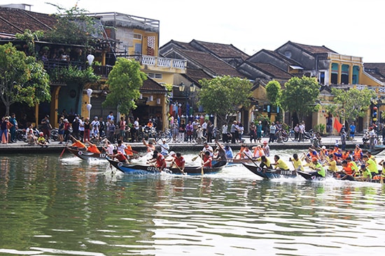 Boat racing in Hoai river