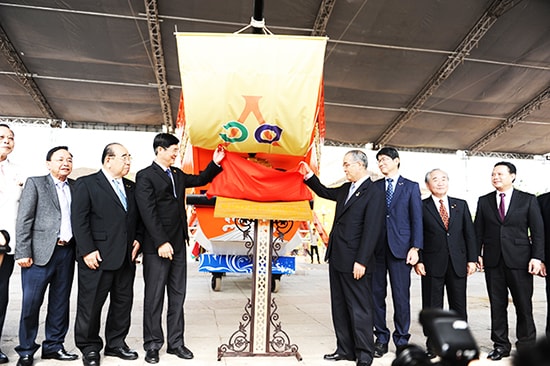 Secretary of the Quang Nam provincial Party Committee Nguyen Ngoc Quang (left) at the ceremony of receiving the ship model last year.