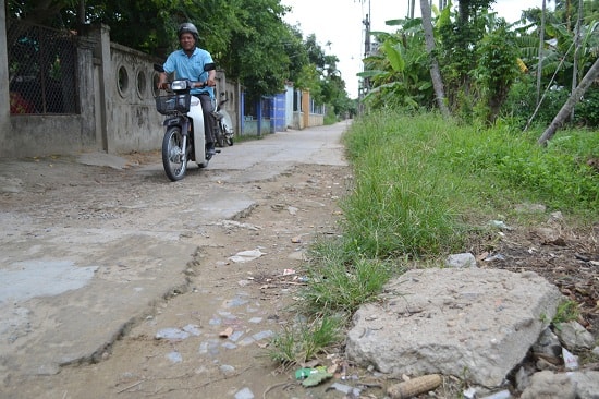 Từng mảng bê tông bị bong tróc. Ảnh: CT