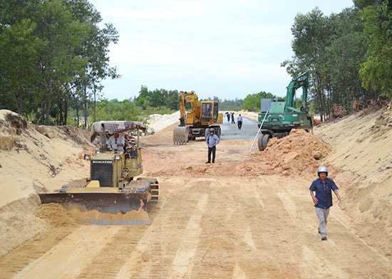 Thi công đoạn bổ sung nối từ đường 129 xuống khu dân cư ven biển. Ảnh: C.TÚ