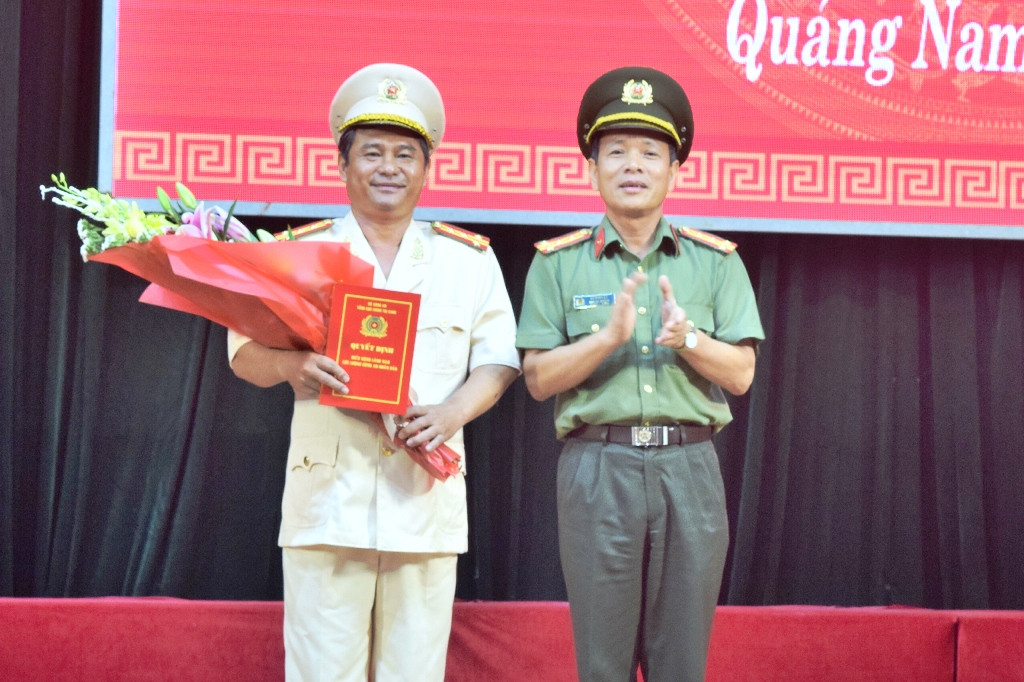 Đại tá Phan Văn Dũng (trái) chính thức được điều động giữ chức vụ Phó Giám đốc Công an tỉnh. 