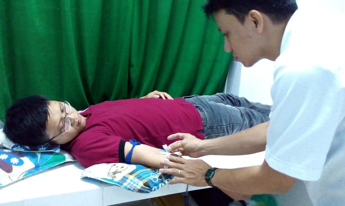 Bác sỹ Nguyễn Ngọc Bách đang hiến máu cứu sống sản phụ.
