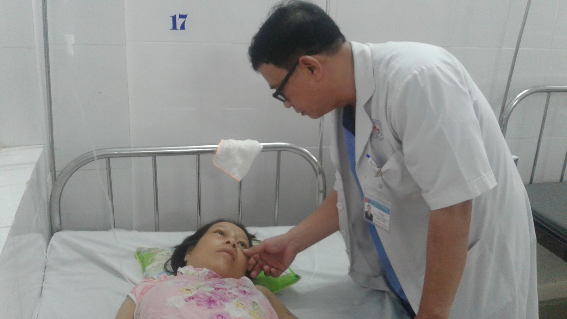 Bác sỹ Võ Thôi - Trưởng khoa Sản Bệnh viện đa khoa khu vực Quảng Nam thăm hỏi tình trạng sức khỏe của sản phụ.                                                    
