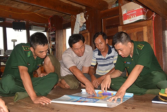 Bộ đội biên phòng tuyên truyền biển đảo cho ngư dân. Ảnh: H.A