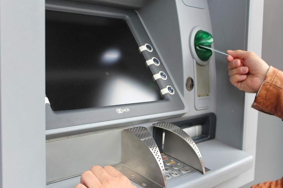 Tội phạm công nghệ cao sử dụng nhiều thủ đoạn khác nhau để rút tiền tại máy ATM. Ảnh: standard