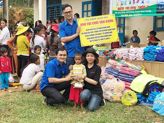 Các đoàn cơ sở và đơn vị tham gia tổ chức chương trình “Niềm vui ngày tựu trường”. Ảnh: M.Trang