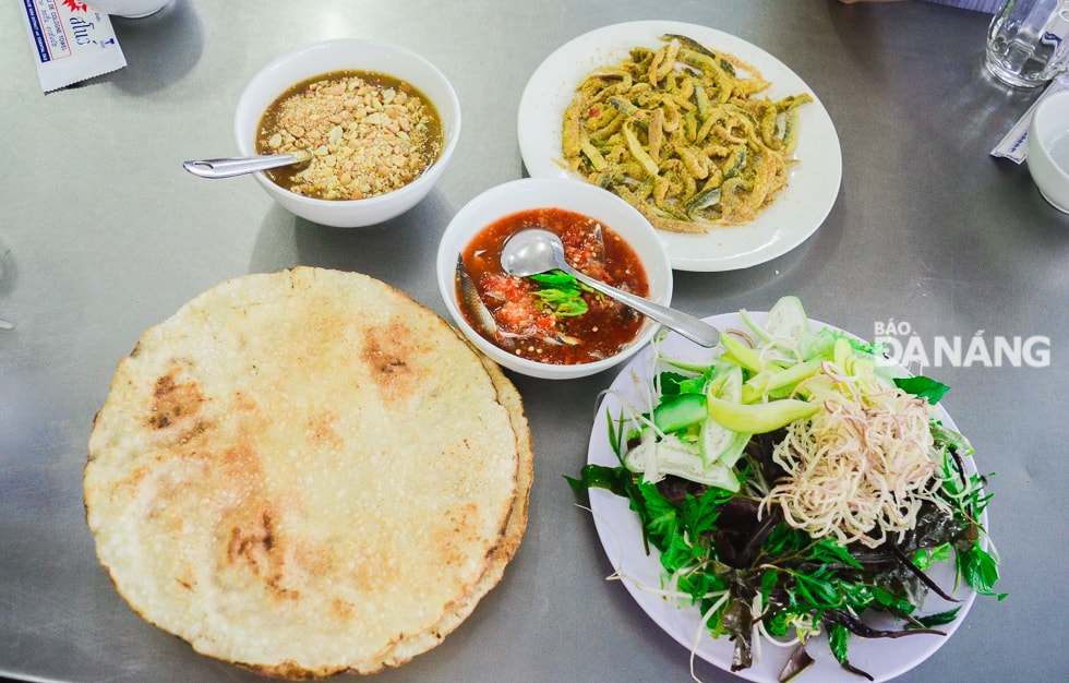 Một phần gỏi cá hoàn chỉnh phải là cá tươi sống được sơ chế, rau sống, nước chấm, bánh tráng. Ảnh: XUÂN SƠN