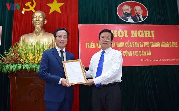 Ông Lại Xuân Lâm, Tỉnh ủy viên, Phó Chủ tịch UBND tỉnh Kon Tum vừa nhận nhiệm vụ mới tại Đảng ủy Khối các cơ quan Trung ương theo Quyết định của Ban Bí thư Trung ương Đảng. Trong ảnh: Ông Hà Ban (bên phải ảnh) trao Quyết định của Ban Bí thư Trung ương Đảng cho ông Lại Xuân Lâm (Khoa Điềm/VOV-Tây Nguyên)