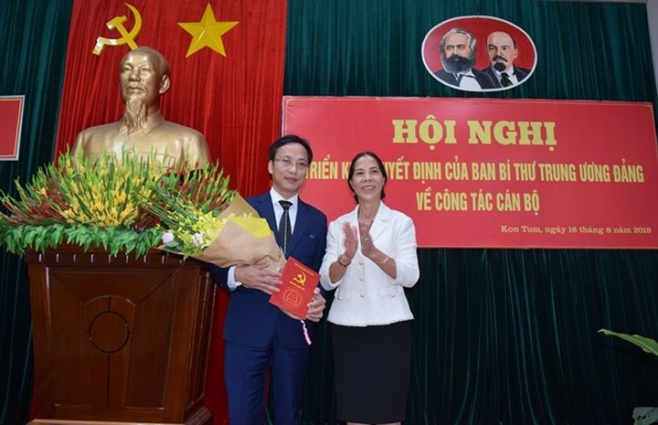 Theo đó, ông Lại Xuân Lâm, Tỉnh ủy viên, Phó Chủ tịch UBND tỉnh Kon Tum thôi tham gia Ban Chấp hành Đảng bộ tỉnh Kon Tum nhiệm kỳ 2015-2020. Trong ảnh: Tặng hoa chúc mừng ông Lại Xuân Lâm (ảnh: báo Kom Tum)