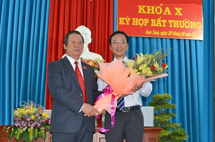 Ngày 29/10/2014, tại kỳ họp bất thường Hội đồng Nhân dân tỉnh Kon Tum khóa X đã thông qua việc bầu bổ sung ông Lại Xuân Lâm vào vị trí Phó Chủ tịch Ủy ban Nhân dân tỉnh Kon Tum nhiệm kỳ 2011- 2016. Trong ảnh: Ông Lại Xuân Lâm (bên phải) (ảnh: KT)