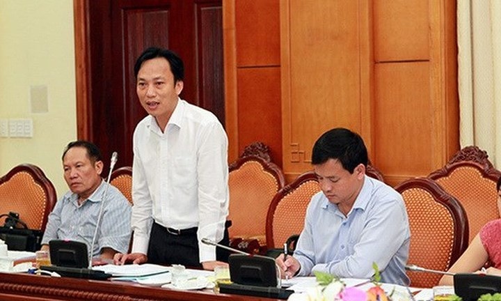 Ông Lại Xuân Lâm sinh năm 1968, tại tỉnh Thái Bình, là Cử nhân kinh tế, Thạc sỹ quản lý giáo dục. Trong ảnh: Ông Lại Xuân Lâm (đứng). (Nguồn: noichinh.vn)