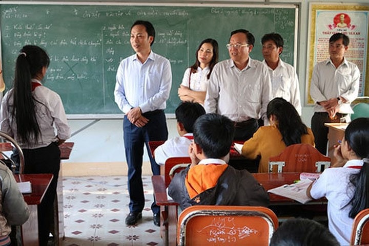 Trước khi được phê chuẩn giữ chức vụ Phó Chủ tịch UBND tỉnh Kon Tum, ông Lại Xuân Lâm từng kinh qua các chức vụ: Trưởng Ban tuyên giáo Đảng ủy khối các cơ quan Trung ương; Ủy viên Ban Chấp hành Đảng bộ Tỉnh.  Trong ảnh: Ông Lại Xuân Lâm trao đổi với thầy, trò trường THCS Chu Văn An (ảnh: UBND tỉnh Kon Tum)