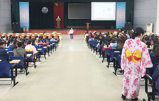 Trường Đại học Quảng Nam phối hợp tổ chức hội thảo tư vấn và giới thiệu việc làm cho sinh viên đi thực tập sinh và làm việc tại Nhật Bản với chủ đề “Chương trình tiếp sức khởi nghiệp Đông du mới” năm 2018. Ảnh: C.T.S.V
