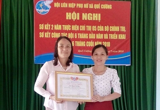 Bà Nguyễn Thị Thanh Nhàn được Hội LHPN xã Quế Cường tuyên dương, khen thưởng. Ảnh: ÁNH CHUNG