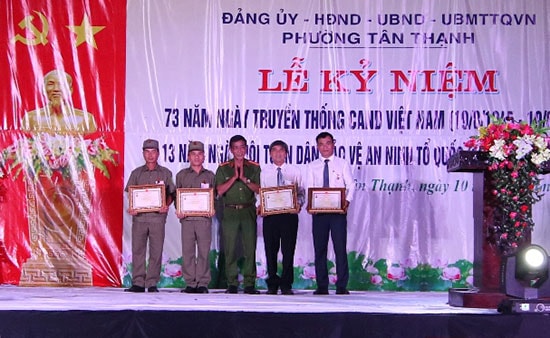 Trao kỷ niệm chương “Vì an ninh Tổ quốc” cho các cá nhân tiêu biểu phường Tân Thạnh, TP.Tam Kỳ. Ảnh: T.CÔNG