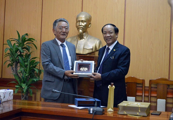 Chủ tịch UBND tỉnh Đinh Văn Thu tặng quà Lcho ông Kato Fumio, giám đốc dự án JIFA