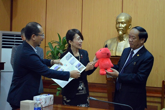 Bà Tomizuka Masako tặng biểu tưởng tỉnh Chiba cho Chủ tịch UBND tỉnh Đinh Văn Thu