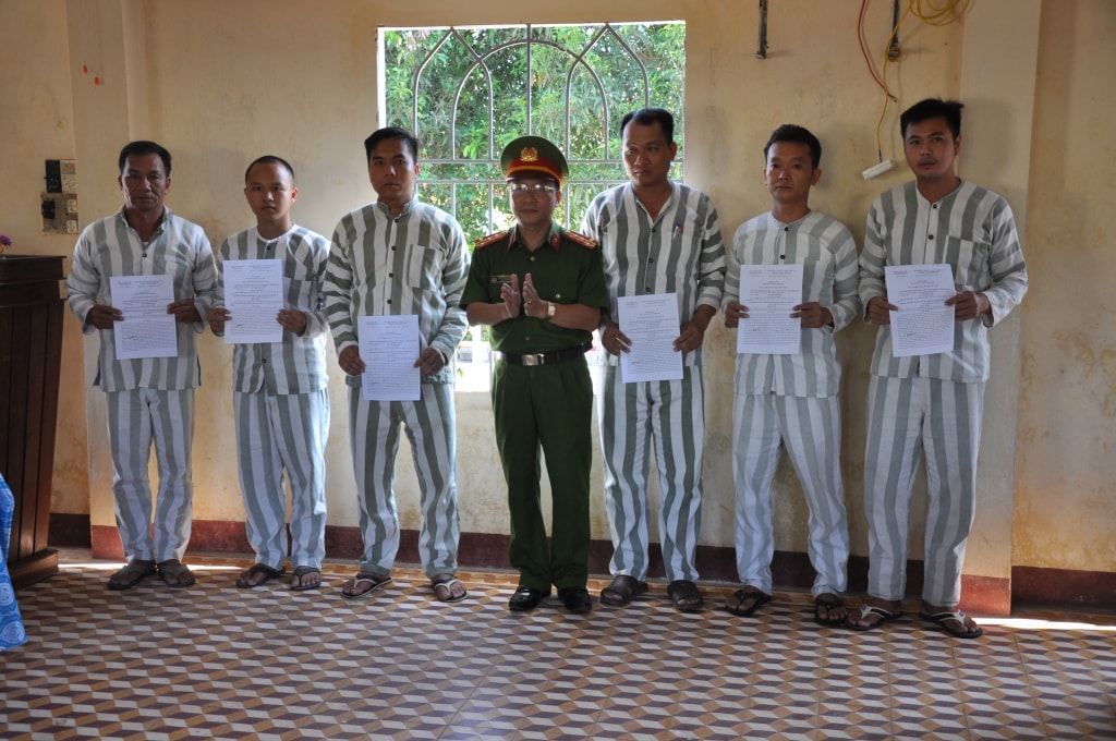 Đại tá Nguyễn Đức Dũng, phó Giám đốc Công an tỉnh trao quyết định tha tù trước thời hạn cho các phạm nhân. Ảnh; H.V