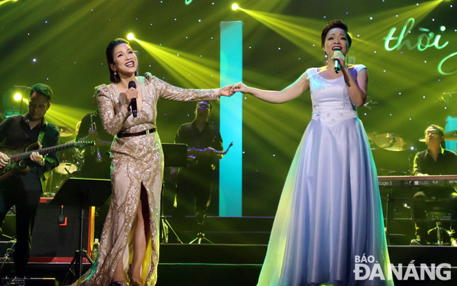 Mỹ Linh (trái) song ca cùng người bạn - ca sĩ Hà Phạm Thăng Long.    Ảnh: ANH DUY