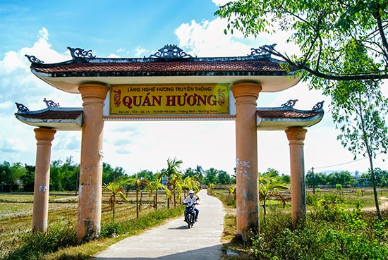 Đường vào làng Quán Hương. Ảnh: PHƯƠNG THẢO