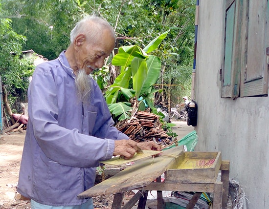 Làm hương ở làng Quán Hương. Ảnh: AN TRƯỜNG