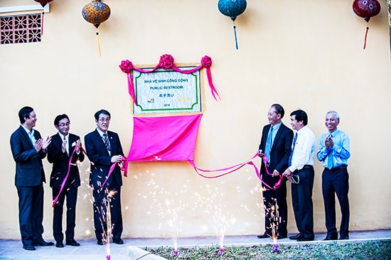 The inauguration of the public toilet in Dong Hiep Park