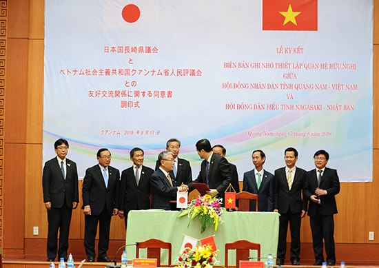 The signing ceremony of the MoU between Quang Nam and Nagasaki