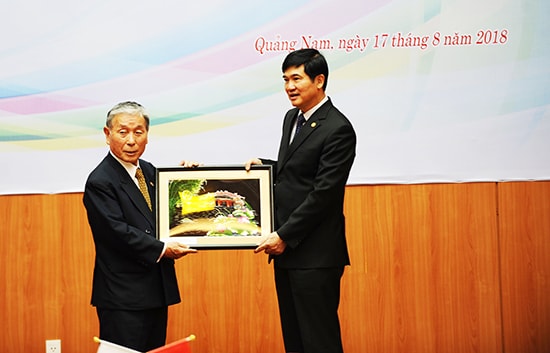 Secretary Quang (right) and Chairman Fumio Mizoguchi