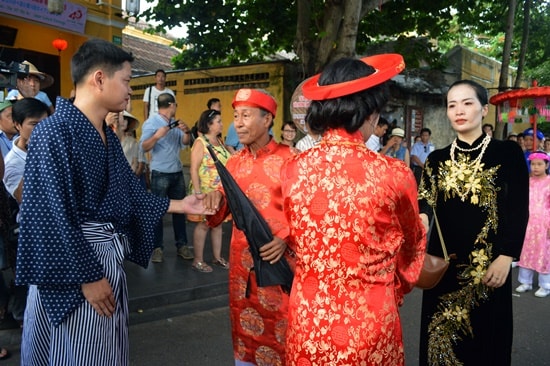 Dặn dò Công nữ Ngọc Hoa và thương nhân Araki Sotaro trước khi lến thuyền về Nhật Bản