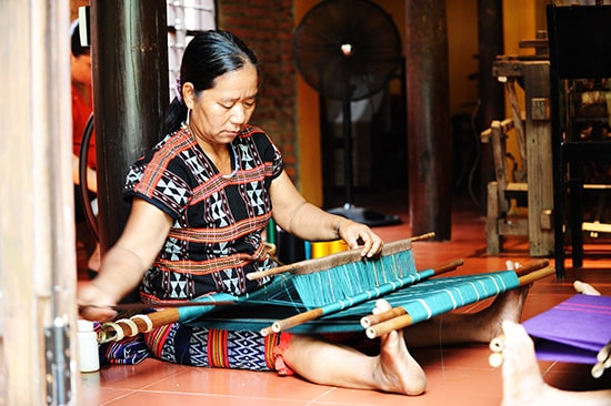 Co Tu brocade weaving