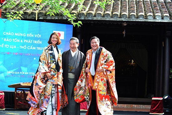  Representatives of the Japanese Silk Association give Mr. Le Thai Vu (right) a Japanese traditional Kimono
