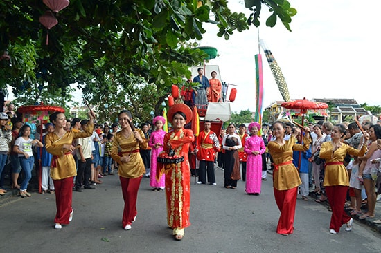 Lễ hội và các hoạt động lễ hội đã trở thành một sản phẩm du lịch của Hội An. Ảnh: G.K