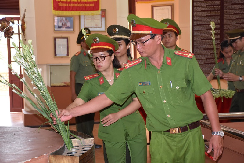 Tuổi trẻ Công an dâng hoa, viếng hương các anh hùng liệt sỹ và Chủ tịch Hồ Chí Minh tại Khu di tích lịch sử An ninh khu 5. Ảnh: L.M