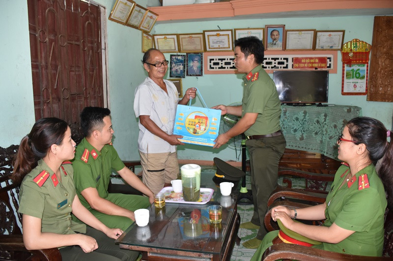 Đoàn đến thăm, tặng quà cho các hộ gia đình chính sách Công an tại huyện Bắc Trà My.. Ảnh: L.M