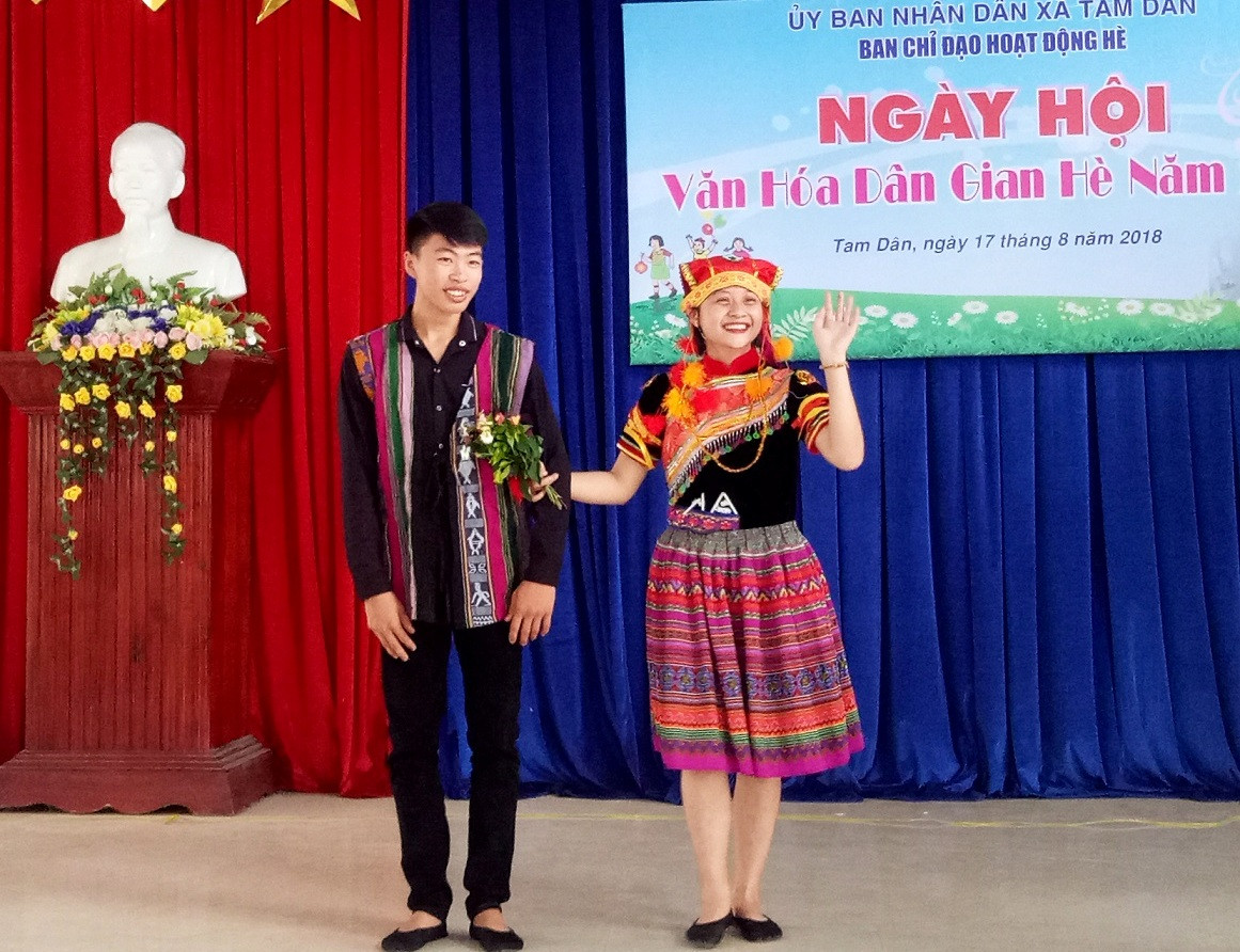 Trình diễn trang phục các dân tộc Việt Nam. Ảnh: THANH THẮNG