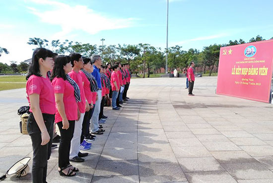 Chi bộ Trường THPT chuyên Lê Hồng Phong (TP.Hồ Chí Minh) tổ chức kết nạp đảng tại Tượng đài Mẹ Việt Nam anh hùng. Ảnh: AN TRƯỜNG