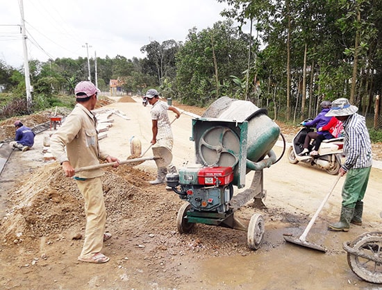 Tiên Hà đầu tư cơ sở hạ tầng phấn đầu về đích nông thôn mới vào năm 2020. Ảnh: HOÀNG HƯNG