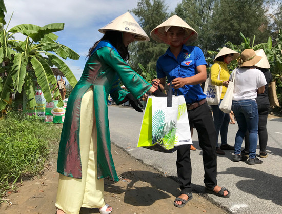 Ambassador Ueno Yuuka takes part in environmental protection in Cam Thanh commune