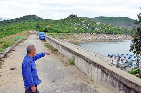 Ông Phạm Rân, người bảo vệ đập Trà Cân rất lo lắng về an toàn hồ chứa nước nếu để dự án khai thác khoáng sản tiếp tục triển khai.