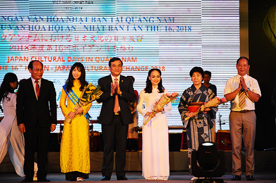 Leaders of Quang Nam province offer flowers to Vietnamese and Japanese performers 