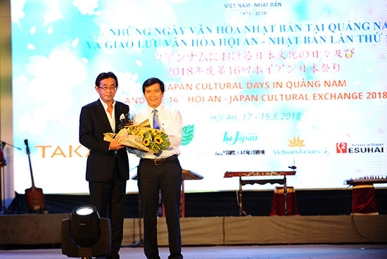 Vice Chairman of the Hoi An city’s People Committee Nguyen Van Son (right) and a presentatives of Japan’s Takara Group 