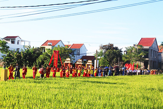 Từ sáng sớm, người làng gốm rước tổ, nghinh thần về đình thờ tổ nghề. Ảnh: MINH HẢI