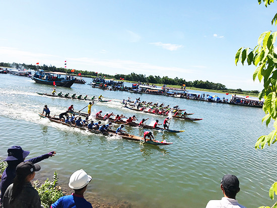 Hào hứng với hội đua thuyền. Ảnh: MINH HẢI