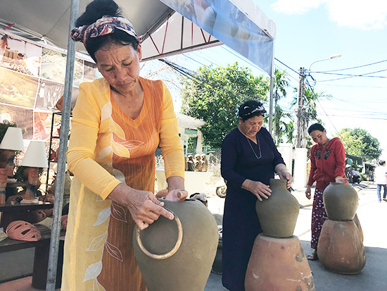 Các nghệ nhân gốm làng Bầu Trúc, Ninh Thuận giao lưu gốm Chăm. Ảnh: MINH HẢI