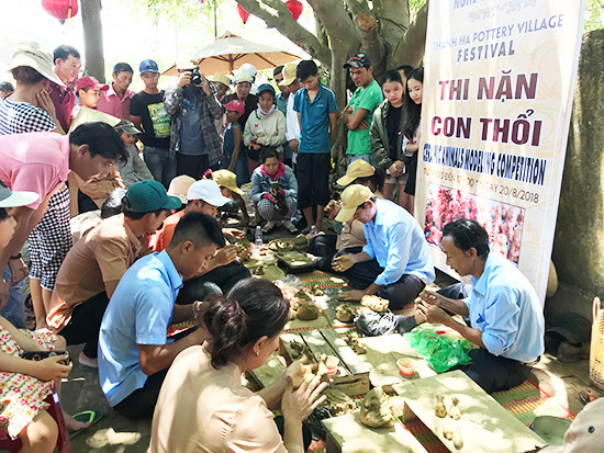 Người làng gốm Nam Diêu già - trẻ thi nặng tò he, đây là dịp cùng chia sẻ kinh nghiệm về nghề. Ảnh: MINH HẢI