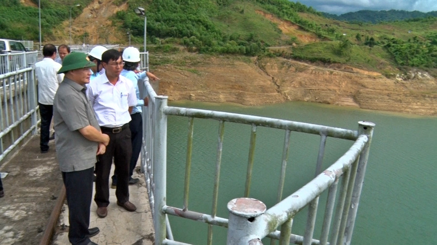 Thứ trưởng Bộ NN&PTNT Hoàng Văn Thắng kiểm tra thực địa tại đập chính Thủy điện Sông Tranh 2. Ảnh: Đ. ĐẠO