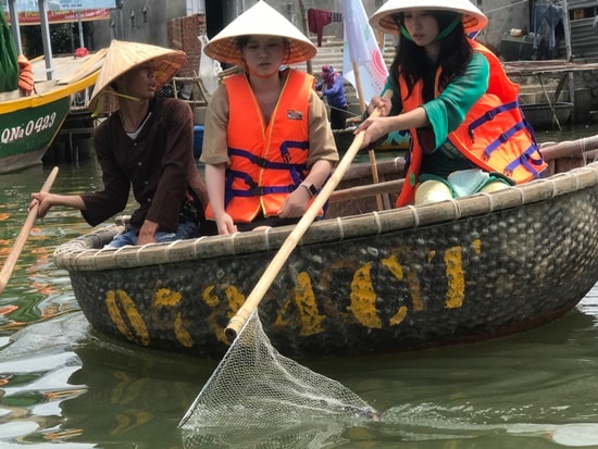 Ca sĩ Ueno Yuuka  tham gia vớt rác tại Cẩm Thanh. Ảnh Minh Hải