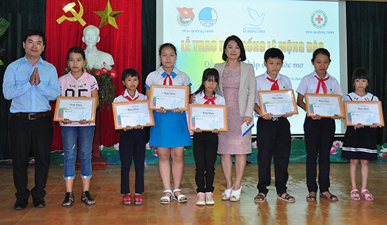 Học sinh Quảng Nam nhận học bổng từ Quỹ hỗ trợ giáo dục Lê Mộng Đào. Ảnh: VINH ANH